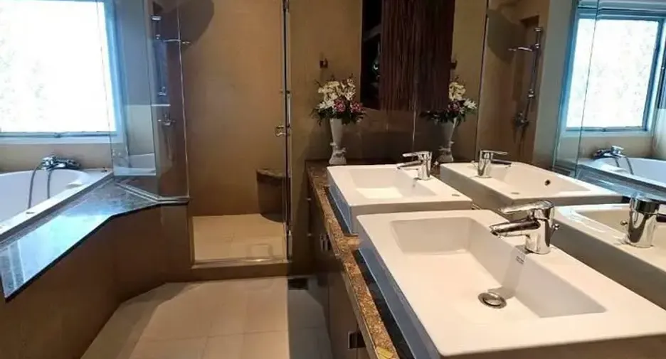 For rent 4 bedrooms condo in Pathum Wan, Bangkok