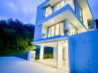 À louer 3 chambres villa à Mueang Phuket, Phuket
