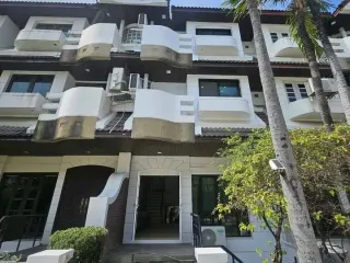 Reihenhaus zur Miete mit 4 Zimmer in Khlong Toei, Bangkok
