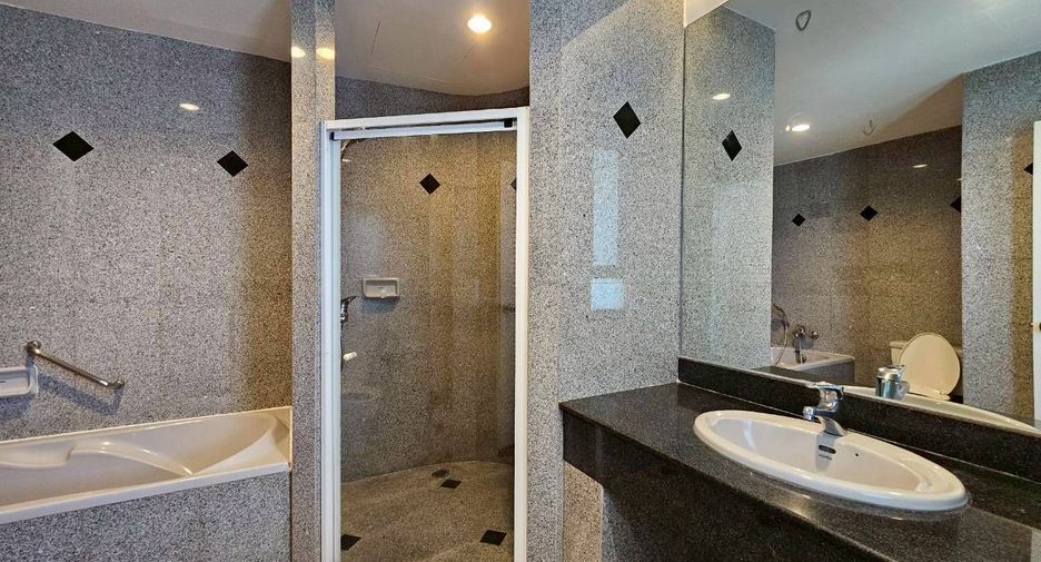 For rent 3 bedrooms condo in Watthana, Bangkok