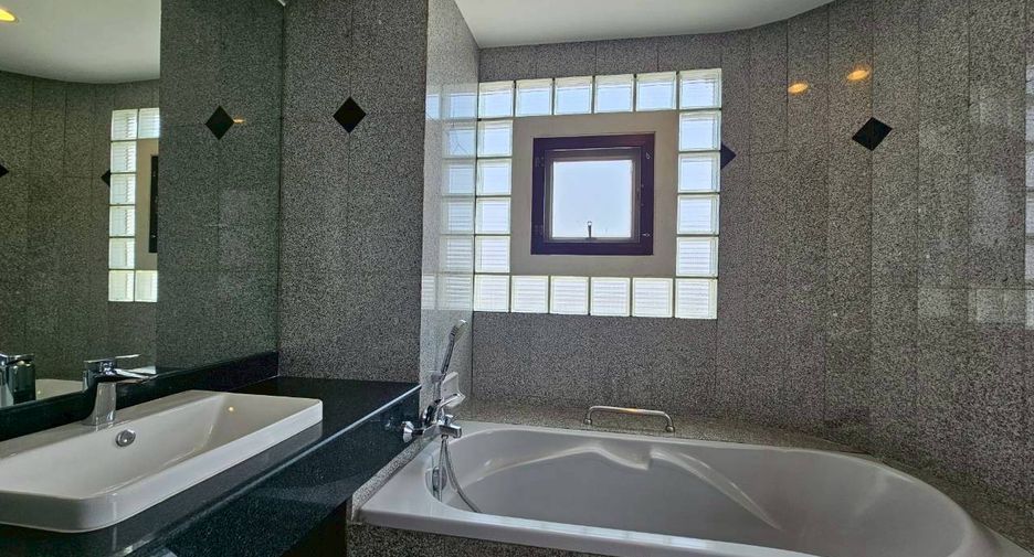 Condo en alquiler de 3 habitaciones en Watthana, Bangkok