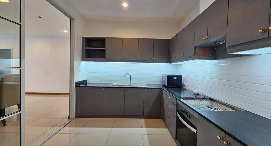 Condo en alquiler de 3 habitaciones en Watthana, Bangkok