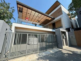 Haus zur Miete mit 5 Zimmer in Yan Nawa, Bangkok
