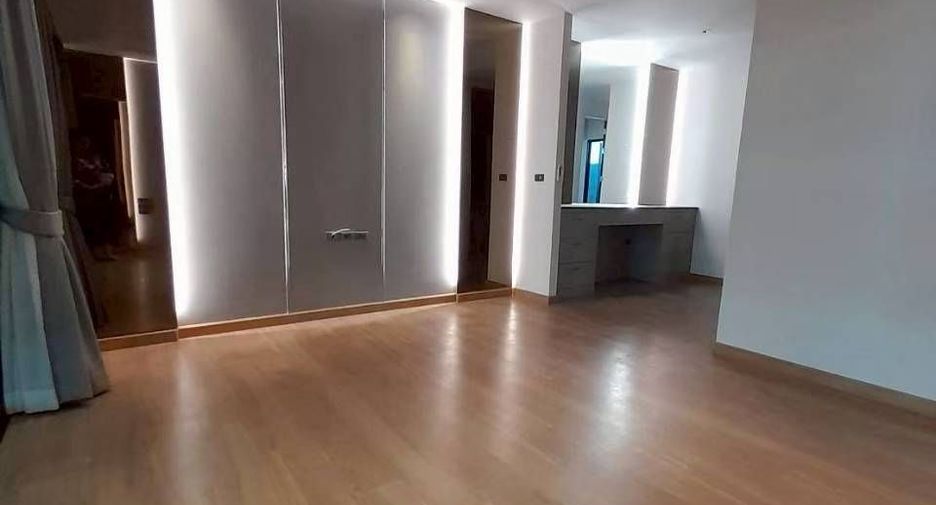Reihenhaus zur Miete mit 3 Zimmer in Khlong Toei, Bangkok