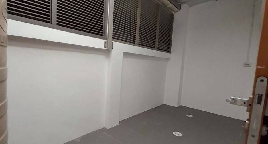 Reihenhaus zur Miete mit 3 Zimmer in Khlong Toei, Bangkok