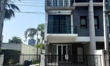 出租 3 卧室 联排别墅 在 Khlong Toei, 曼谷