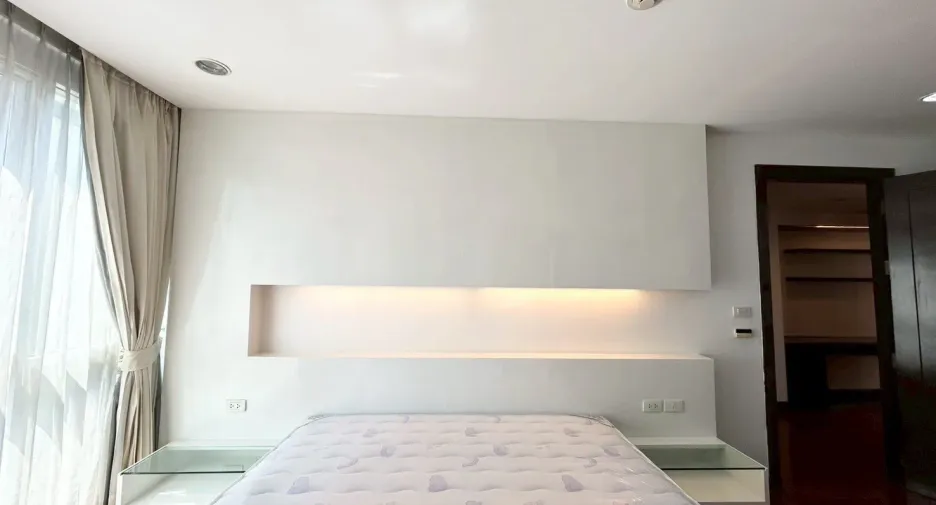 For rent 2 bedrooms apartment in Watthana, Bangkok