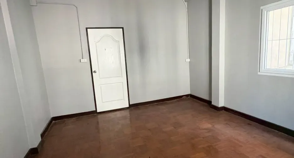 For rent 4 bedrooms townhouse in Bang Rak, Bangkok