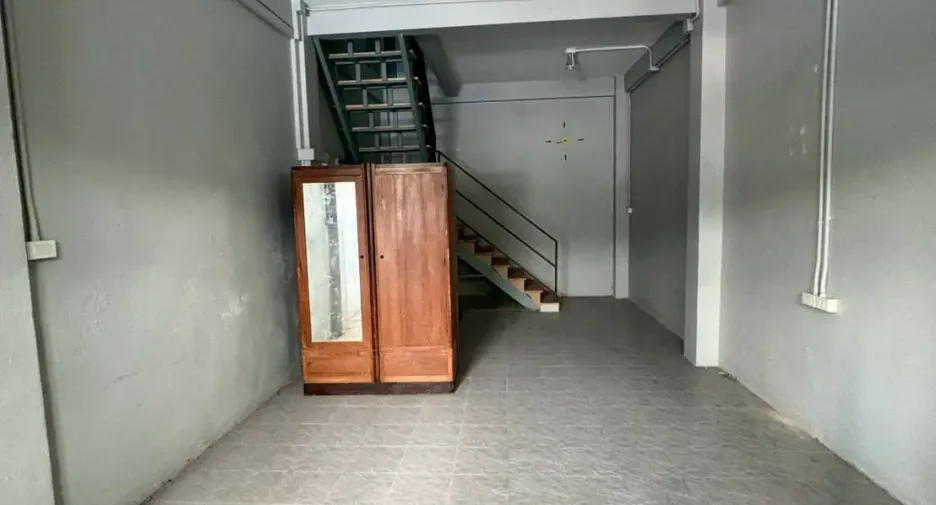 For rent 4 bedrooms townhouse in Bang Rak, Bangkok