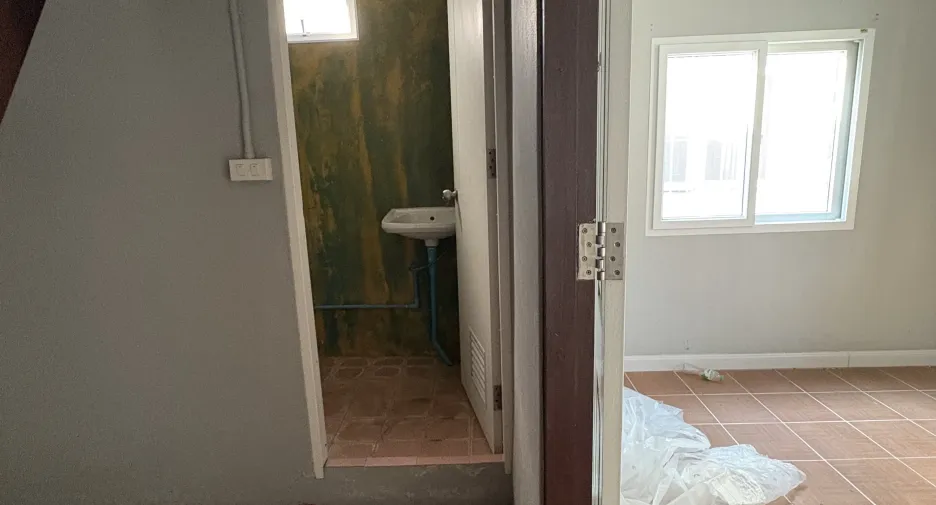 For rent 4 bedrooms townhouse in Bang Rak, Bangkok