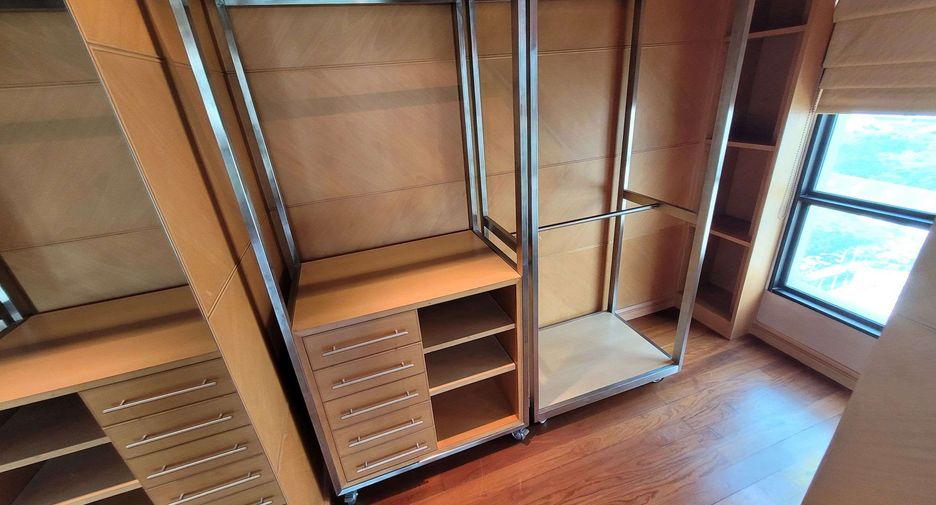 For rent 2 bedrooms condo in Pathum Wan, Bangkok