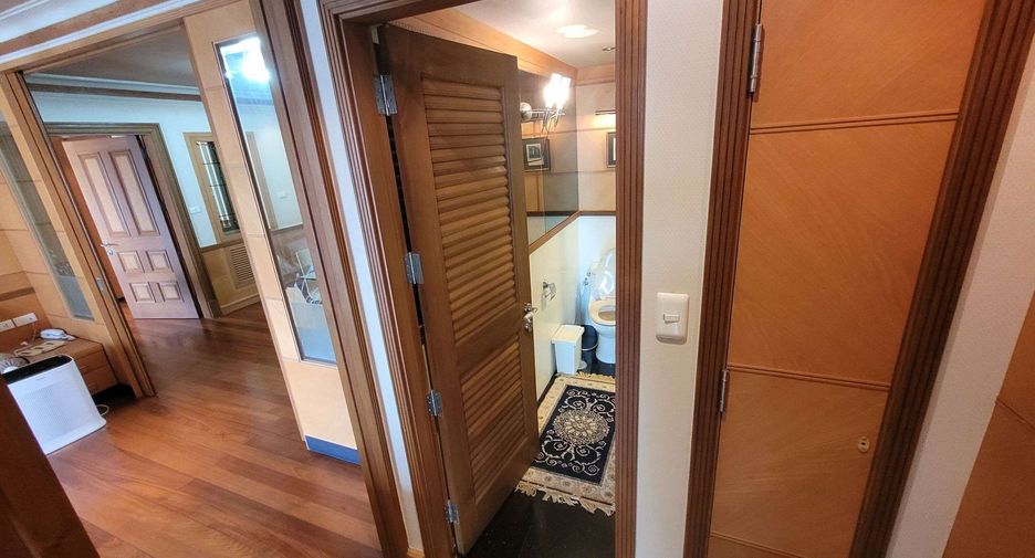 For rent 2 bedrooms condo in Pathum Wan, Bangkok