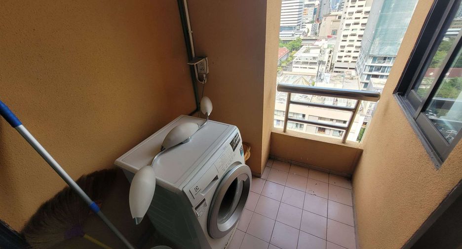 For rent 2 bedrooms condo in Pathum Wan, Bangkok