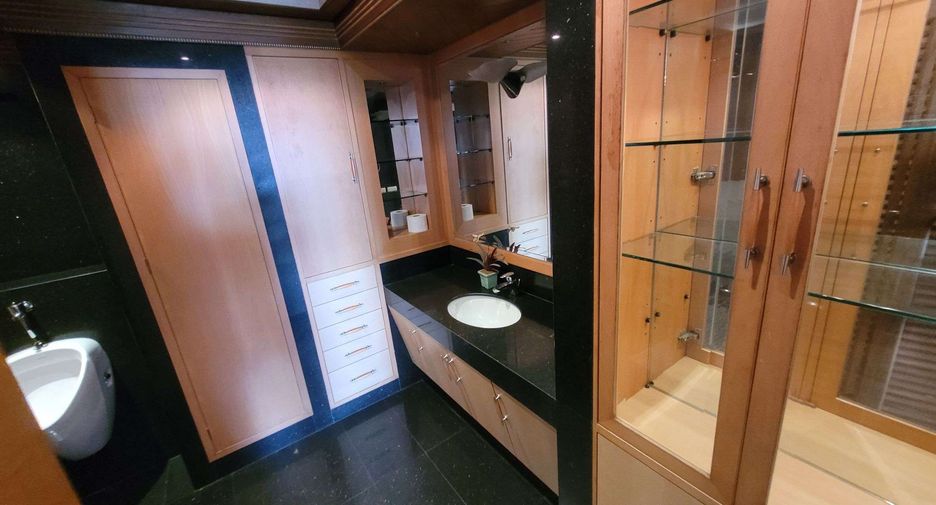 For rent 2 bedrooms condo in Pathum Wan, Bangkok