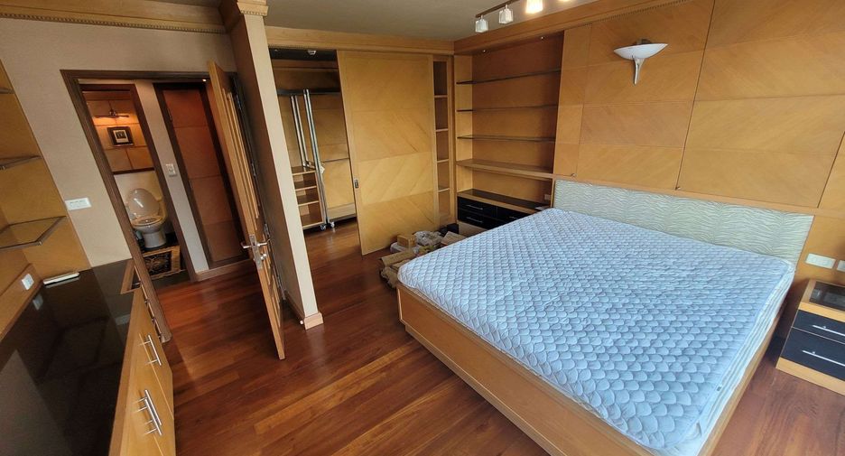 For rent 2 bedrooms condo in Pathum Wan, Bangkok