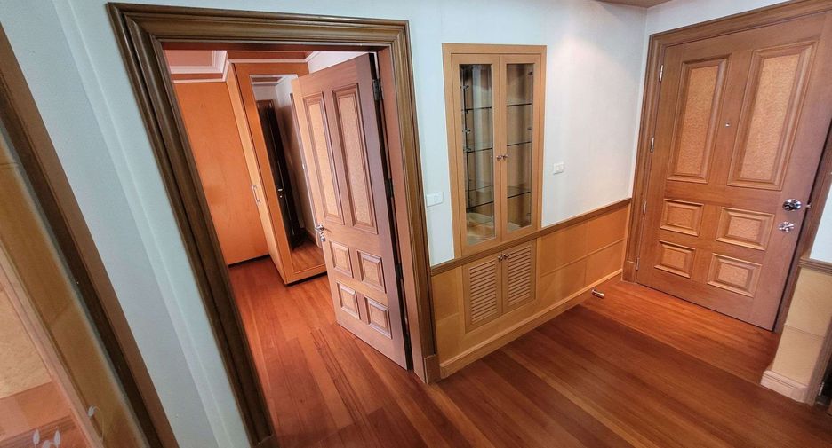For rent 2 bedrooms condo in Pathum Wan, Bangkok