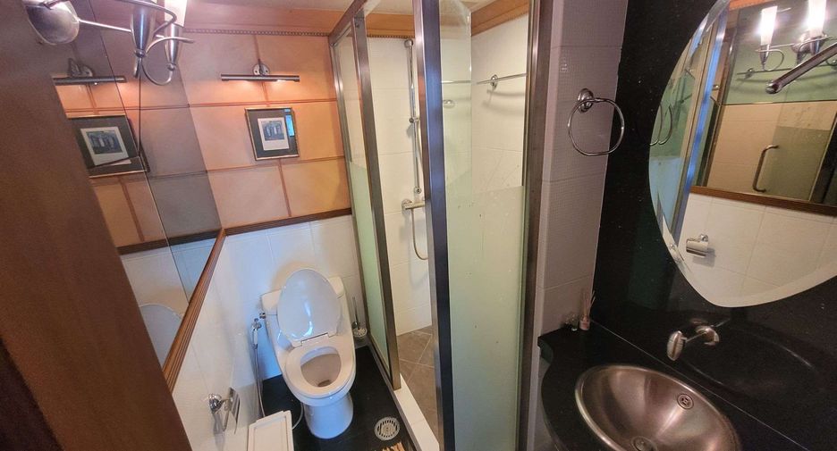 For rent 2 bedrooms condo in Pathum Wan, Bangkok