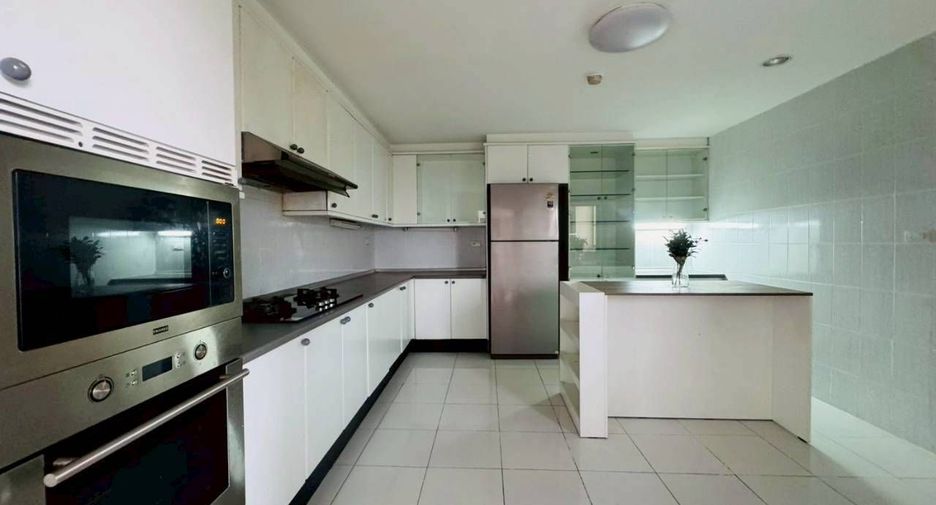 For rent 4 bedrooms condo in Watthana, Bangkok