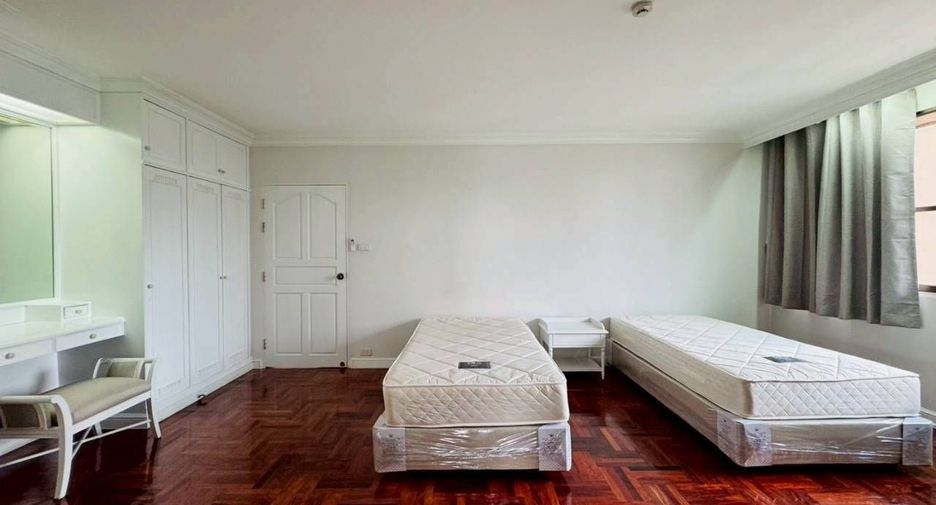 For rent 4 bedrooms condo in Watthana, Bangkok