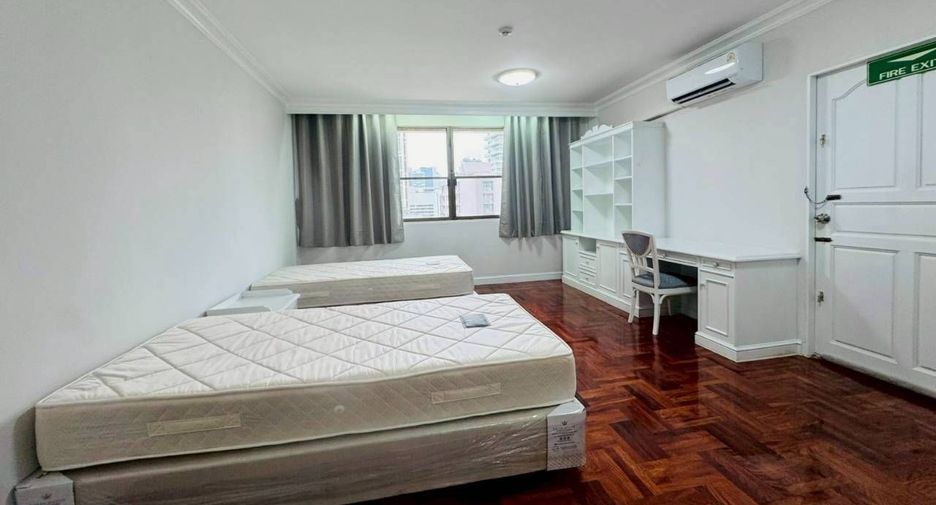 For rent 4 bedrooms condo in Watthana, Bangkok