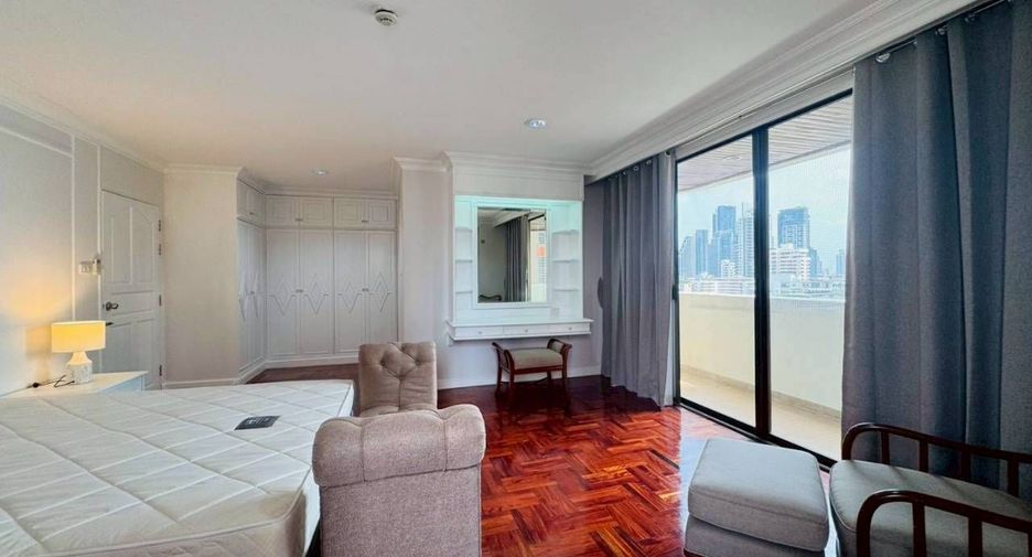 For rent 4 bedrooms condo in Watthana, Bangkok