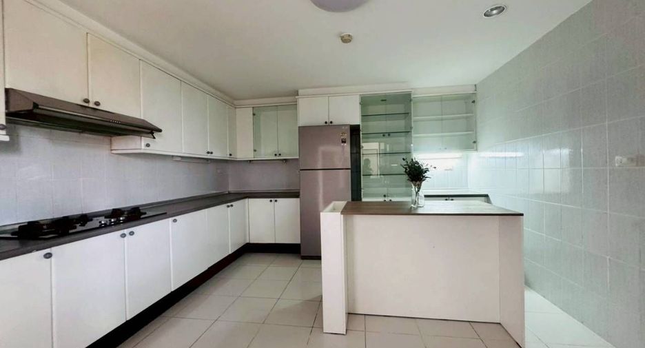 For rent 4 bedrooms condo in Watthana, Bangkok