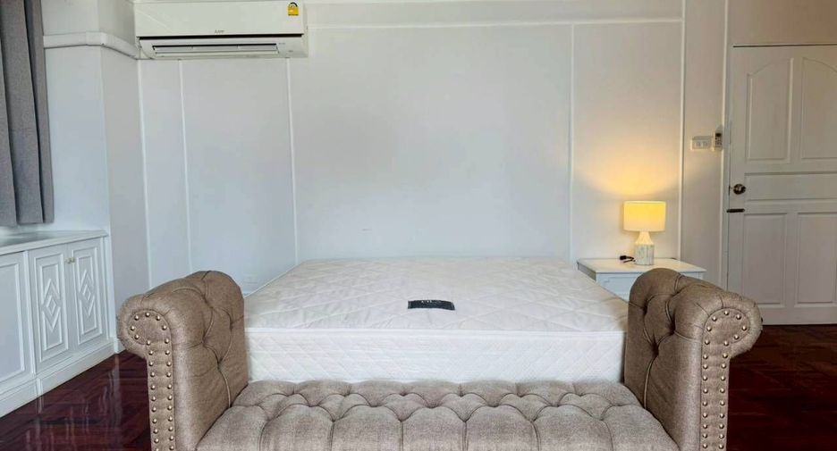 For rent 4 bedrooms condo in Watthana, Bangkok