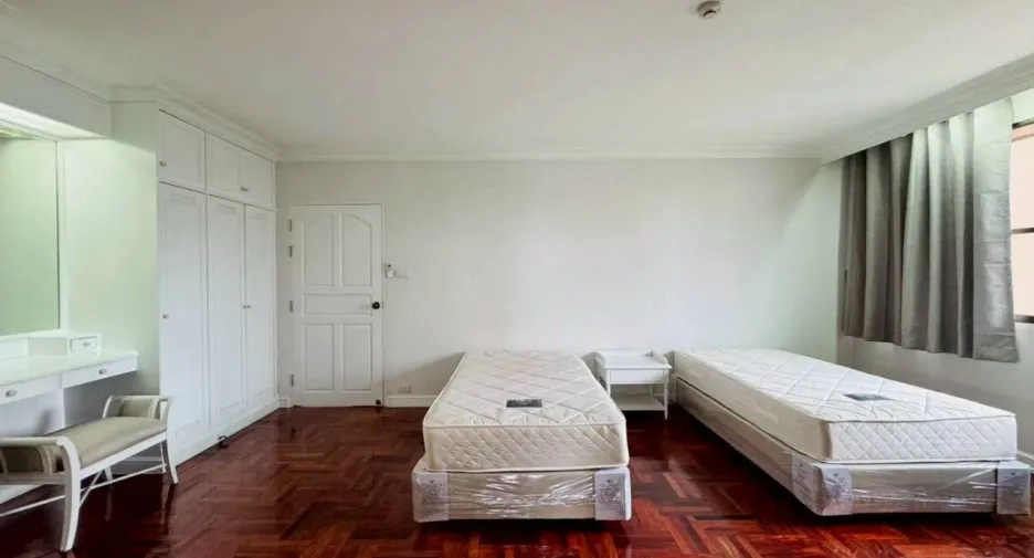 For rent 4 bedrooms condo in Watthana, Bangkok