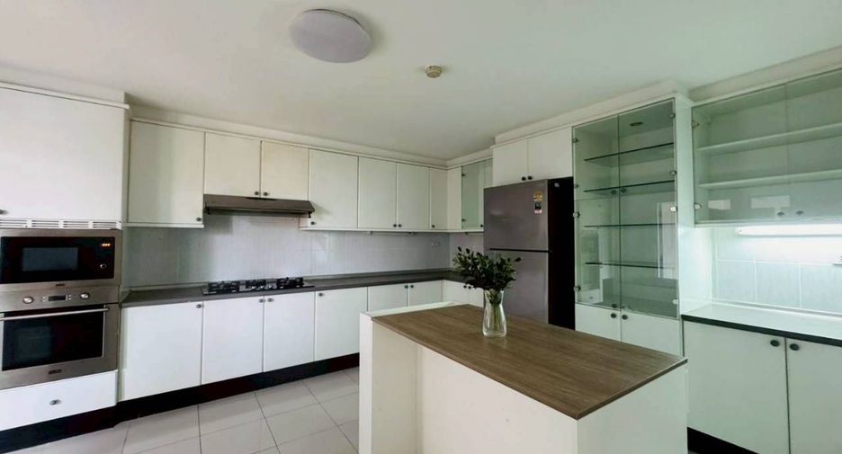 For rent 4 bedrooms condo in Watthana, Bangkok