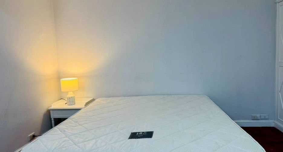 For rent 4 bedrooms condo in Watthana, Bangkok