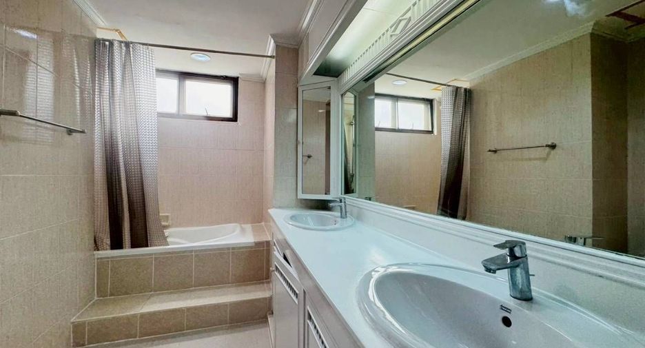 For rent 4 bedrooms condo in Watthana, Bangkok