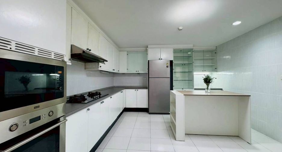 For rent 4 bedrooms condo in Watthana, Bangkok