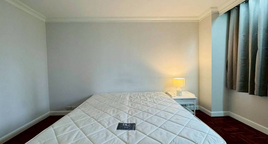 For rent 4 bedrooms condo in Watthana, Bangkok