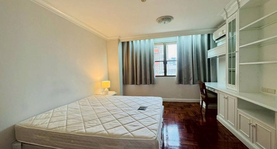 For rent 4 bedrooms condo in Watthana, Bangkok
