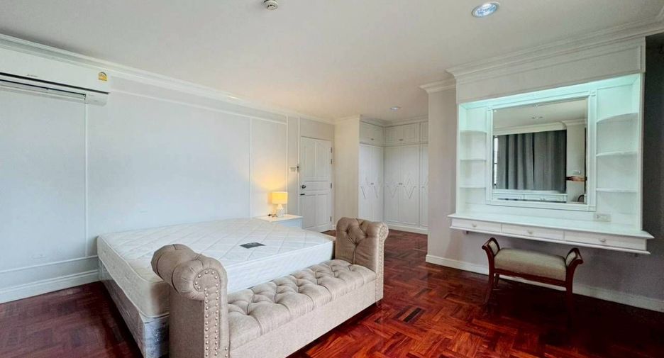 For rent 4 bedrooms condo in Watthana, Bangkok