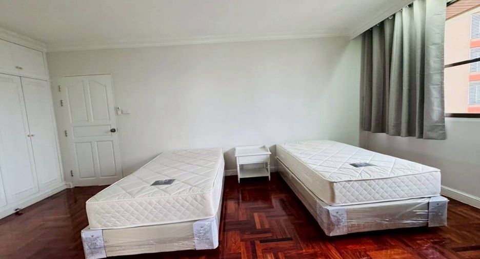 For rent 4 bedrooms condo in Watthana, Bangkok