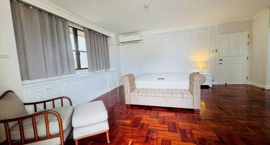 For rent 4 bedrooms condo in Watthana, Bangkok