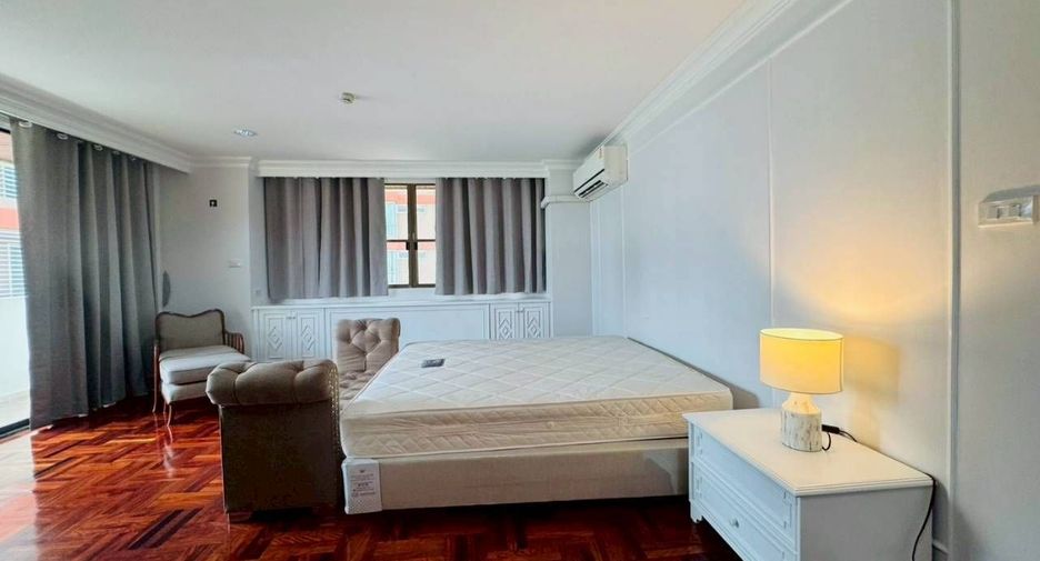 For rent 4 bedrooms condo in Watthana, Bangkok