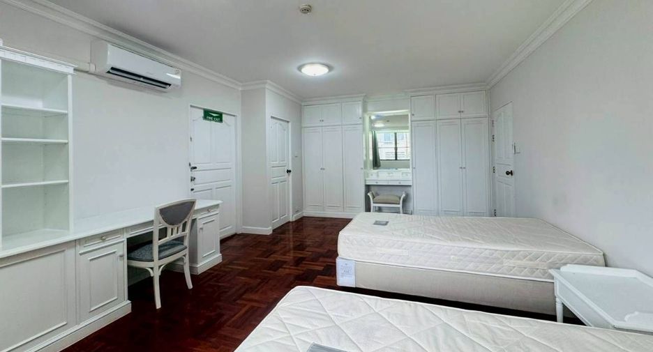 For rent 4 bedrooms condo in Watthana, Bangkok