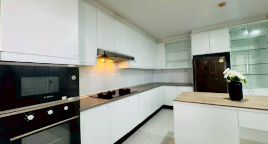 For rent 4 bedrooms condo in Watthana, Bangkok