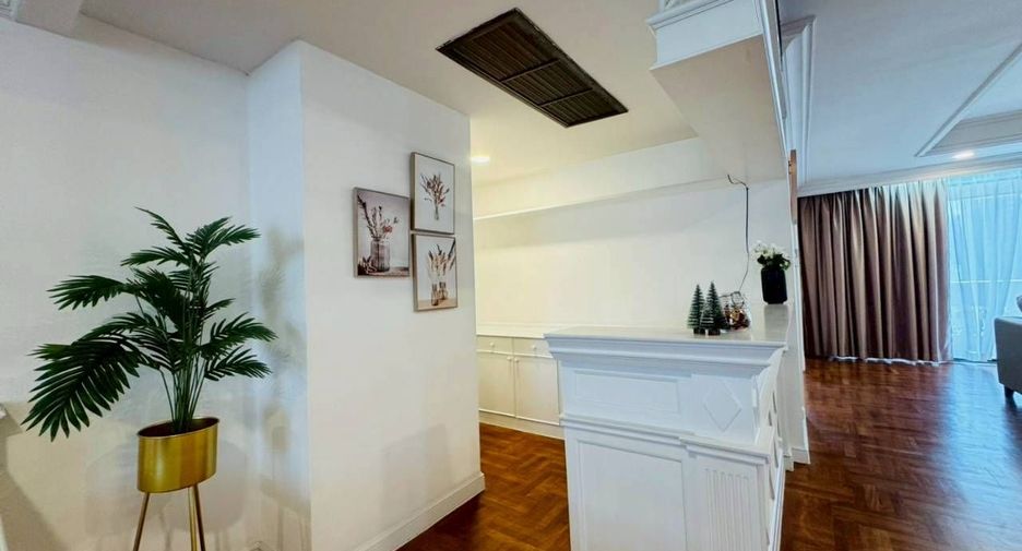For rent 4 bedrooms condo in Watthana, Bangkok