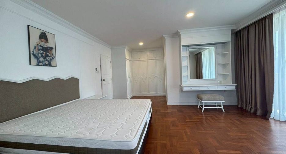 For rent 4 bedrooms condo in Watthana, Bangkok