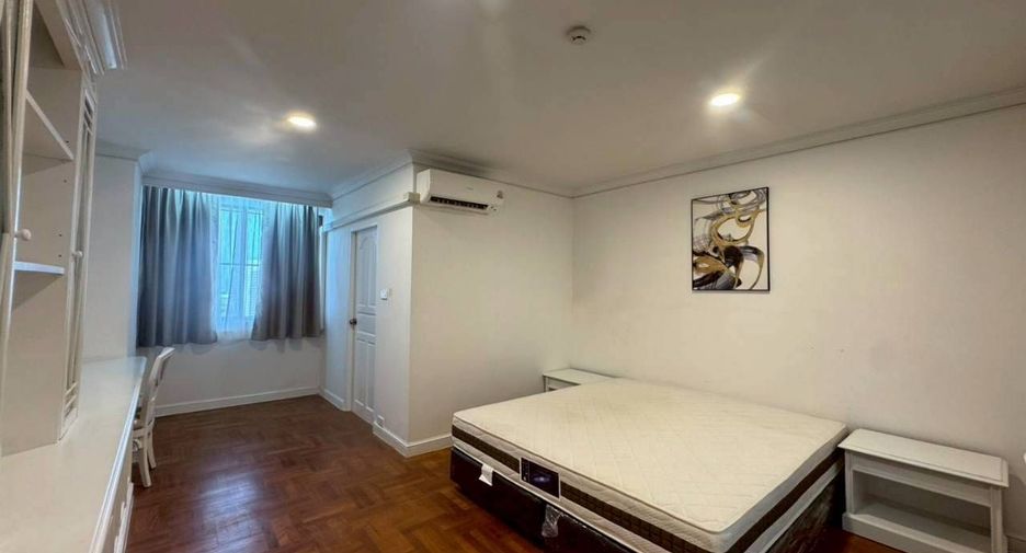 For rent 4 bedrooms condo in Watthana, Bangkok