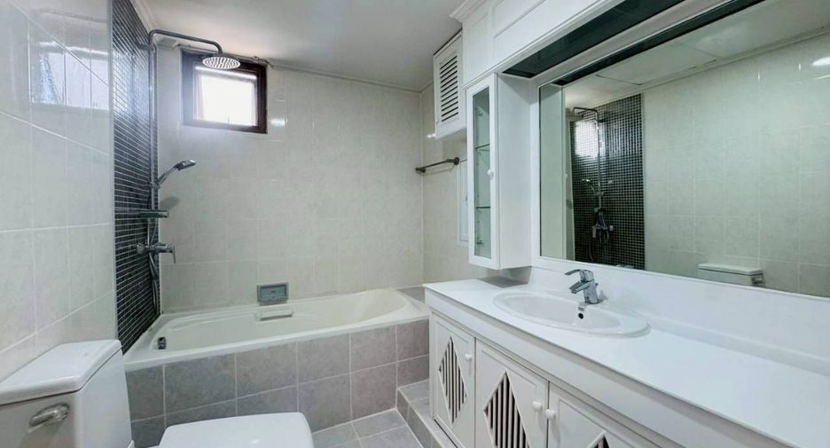 For rent 4 bedrooms condo in Watthana, Bangkok