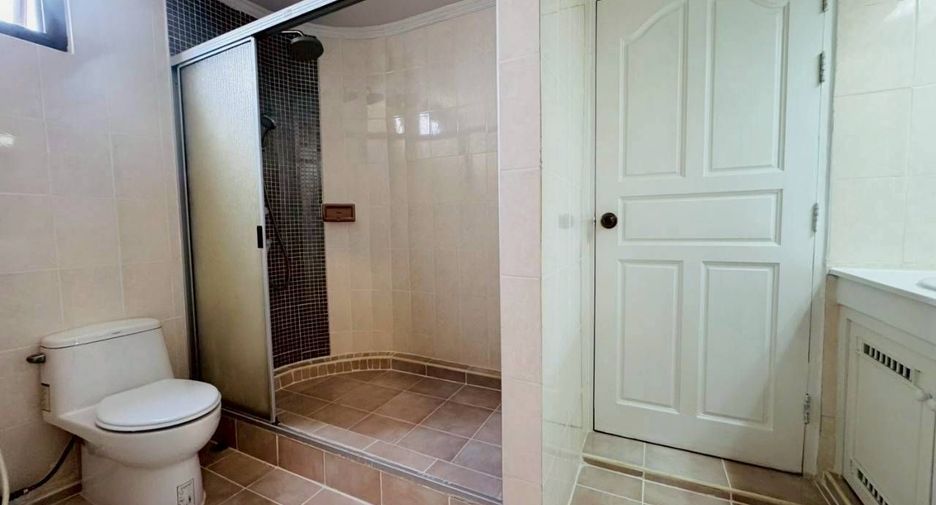 For rent 4 bedrooms condo in Watthana, Bangkok