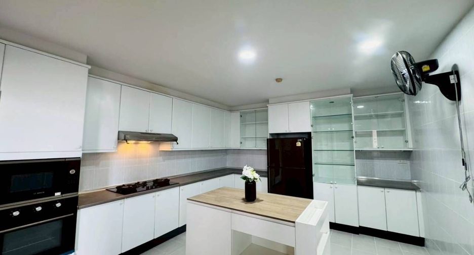For rent 4 bedrooms condo in Watthana, Bangkok