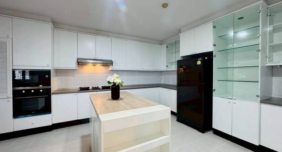 For rent 4 bedrooms condo in Watthana, Bangkok