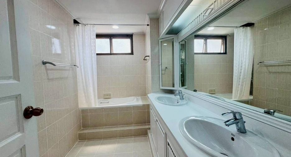 For rent 4 bedrooms condo in Watthana, Bangkok
