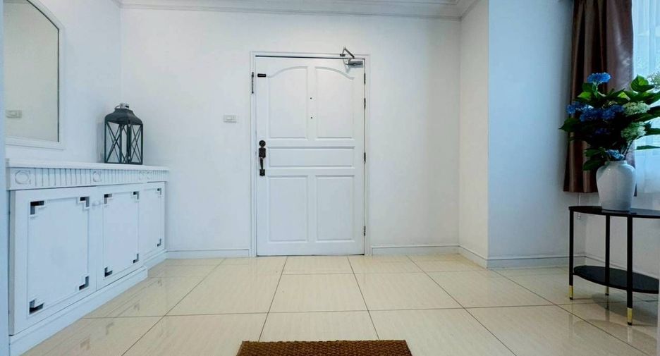 For rent 4 bedrooms condo in Watthana, Bangkok