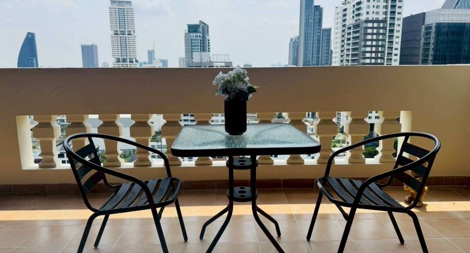 For rent 4 bedrooms condo in Watthana, Bangkok